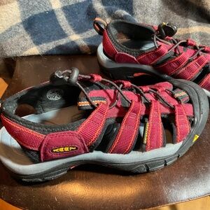 Keen Women’s Newport Sandal Size 7 Maroon
